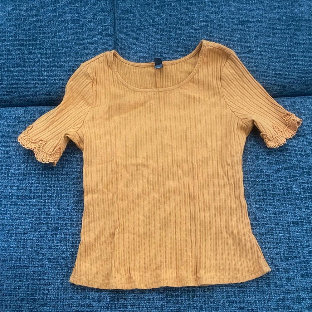 Alya Ribbed Amber Top with Lace Trim
